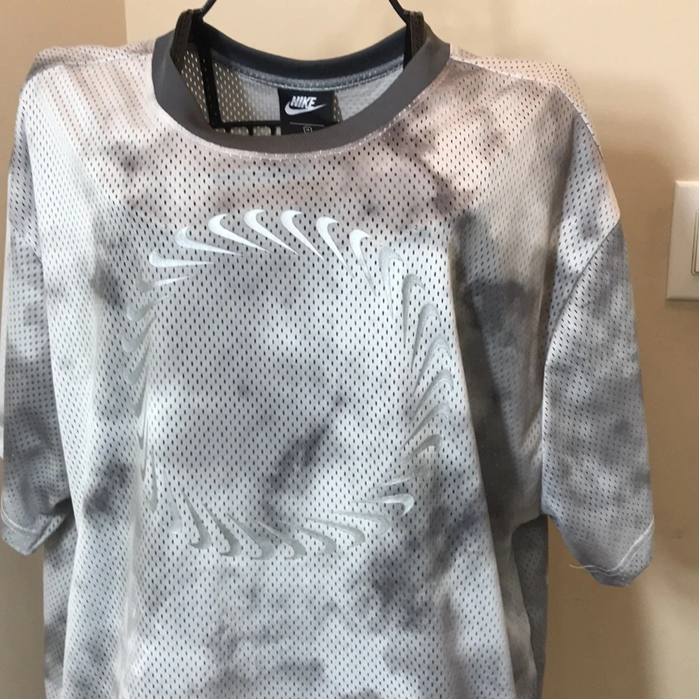 NWOT NIKE Plus Size Gray & Silver SPORTS Top with Silver Swoosh Size 1X - Picture 1 of 9